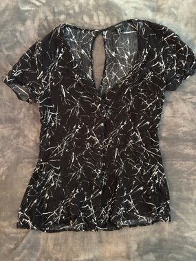 Forever 21 Black and White Abstract Print Short Sleeve Top